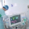 Un agent de santé pratique des soins à un patient atteint de Covid-19. Photo : laodong.vn
