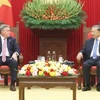 Le secrétaire général du Parti, Tô Lâm (à droite), et le président et directeur général de Murphy Oil Corporation, Eric Hambly, à Hanoi, le 15 octobre. Photo : VNA