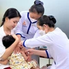 Une agente de santé administre le vaccin contre la rougeole à un enfant à Hanoi. Photo d'illustration: VOV