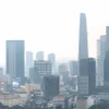 Un voile de poussières fines enveloppe les immeubles du centre de Hô Chi Minh-Ville, le 2 décembre 2024. Photo : VNA