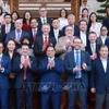 Le Premier ministre Pham Minh Chinh pose pour une photo souvenir avec les délégués lors de l'événement, à Hanoi, le 28 juin. Photo: VNA