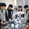 Étudiants effectuant un stage en programmation de microcontrôleurs au Collège de technologie Vietnam-République de Corée, à Bac Giang. Photo : VNA