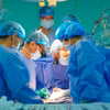 Le Pr. Nguyên Hoàng Dinh, directeur adjoint de l'Hôpital universitaire de médecine et de pharmacie de Hô Chi Minh-Ville, chef de l'équipe de transplantation cardiaque et chirurgien principal, ainsi que les membres de l'équipe, surveillent les paramètres cardiaques et évaluent le fonctionnement du cœur. Photo diffusée par la VNA