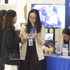 Visiteurs à une exposition sur les technologies au service du développement des infrastructures du gouvernement numérique et les technologies de paiement sans numéraire. Photo: VNA