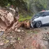 Un conducteur a été blessé lorsqu’un énorme rocher a dévalé un talus et frappé l’avant de sa voiture en circulation à Cao Pha, dans la commune Muong Bu, province Son La. Photo diffusée par la VNA