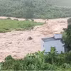 Une maison de deux étages à deux étages, s’est effondrée dans le ruisseau de Nâm Lum gonflé par les pluies torrentielles, dans la commune de Khong Lao, province de Lai Châu, le 8 juillet. Photo extraite d’une vidéo