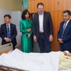 Le ministre d'État irlandais Charlie McConalogue et le vice-ministre vietnamien de la Santé Trân Van Thuân, rendent visite à un nouveau-né bénéficiant de la méthode mère kangourou à l'Hôpital général de Duc Giang, le 18 mars 2026. Photo : Alive & Thrive