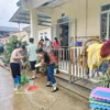 Après les fortes pluies, des habitants nettoient l'école maternelle et primaire Minh Long, commune de Ly Quoc, province de Cao Bang. Photo : VNA