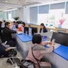Des gens font les démarches administratives à la filiale de Tây Hô du Centre des services administratifs publics, à Hanoi. Photo : VNA
