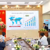 Des experts se penchent sur la tendance au rajeunissement des troubles de la réfraction au Vietnam, ainsi que sur les solutions sûres de soins oculaires chez les jeunes dans l’environnement numérique. Photo : VGP
