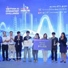 Les organisateurs remettent le premier prix à l'équipe L-GPT 6.7 lors de la finale du Vietnam AI Innovation Challenge 2026. Photo: VNA