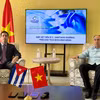 L’ambassadeur de Cuba au Vietnam, Rogelio Polanco Fuentes (à droite) et le Dr Santiago Dueñas Carrera, vice-président du groupe cubain BioCubaFarma, lors d’une conférence de presse à Hanoi, le 21 avril. Photo : VNA