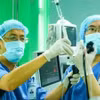 Le professeur associé Le Thuong Vu (à gauche) effectue une bronchoscopie avec échographie endobronchique (EBUS) à visée de biopsie. Photos: NDEL