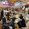 Les stands vietnamiens ont attiré l'attention de nombreux acheteurs et distributeurs lors du salon SIAL Interfood 2025 à Jakarta, en Indonésie. Photo : VNA