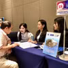 Des entreprises thaïlandaises et vietnamiennes ont établi des liens commerciaux directs lors de l'événement de réseautage commercial des produits industriels Vietnam-Thaïlande, le 13 février 2025. Photo : VNA