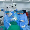 Des médecins effectuent une chirurgie de la colonne vertébrale à l'aide de techniques modernes. Photo : VietnamPlus