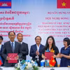 L’Administration routière du Vietnam et le ministère cambodgien des Travaux publics et des Transports signent le procès-verbal sur l’application de l’Accord sur le transport routier entre le Vietnam et le Cambodge aux paires de postes-frontières internationaux de Tân Nam - Meun Chey. Photo : VNA