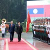 Le secrétaire général du Parti révolutionnaire populaire lao et président lao, Thongloun Sisoulith, accompagné du secrétaire général du Parti communiste du Vietnam, Tô Lâm, passe en revue la garde d’honneur, à Hanoi, le 26 janvier 2026. Photo : VNA