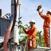 Des techniciens d'EVN effectuent des travaux de maintenance sur un transformateur à Thanh Trì, Hanoi. Photo : VNA