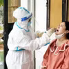 Le Centre provincial de contrôle des maladies de Dak Lak prélève des échantillons auprès des personnes ayant été en contact étroit avec le patient . Photo : VNA