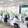 Clients effectuant des transactions à la Banque commerciale par actions du commerce extérieur du Vietnam (Vietcombank). Photo : HNM
