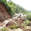 De fortes pluies ont provoqué des glissements de terrain, causant des problèmes de sécurité routière sur la section de la route nationale 4D bordant la ville de Lai Chau et le district de Phong Tho. Photo : VNA