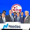 Le président du Comité populaire de Hô Chi Minh-Ville, Nguyên Van Duoc (centre, premier rang) et Chuck Mack, vice-président senior, responsable des opérations stratégiques et des politiques publiques du Nasdaq posent pour une photo au Nasdaq. Photo : hcmcpv.org.vn