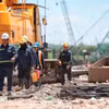 Un groupe d’ouvriers sur un chantier de construction. Le Nord connaît les journées les plus chaudes de juin avant que des orages ne viennent apporter un peu de répit. Photo : VNA