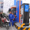 Dans une station-service de Petrolimex. La généralisation de l’E10 s’inscrit dans la stratégie nationale de transition énergétique visant à réduire les émissions de gaz à effet de serre. Photo : VNA