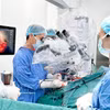 Le Docteur Nguyên Thanh Xuân réalise une opération chirurgicale crânienne. Photo: VNA