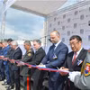 Les délégués coupent le ruban inaugural du Salon international de la défense et de la sécurité (IDEB 2026). Photo : ambassade du Vietnam en Slovaquie