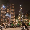 Des paroissiens, des habitants locaux et des touristes se rassemblent à la cathédrale Saint-Joseph de Hanoi pour célébrer Noël. Photo : VNA