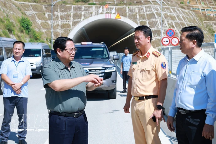 Le Premier ministre Pham Minh Chinh inspecte le tronçon Quang Ngai - Hoai Nhon du projet d'autoroute. Photo : VNA 