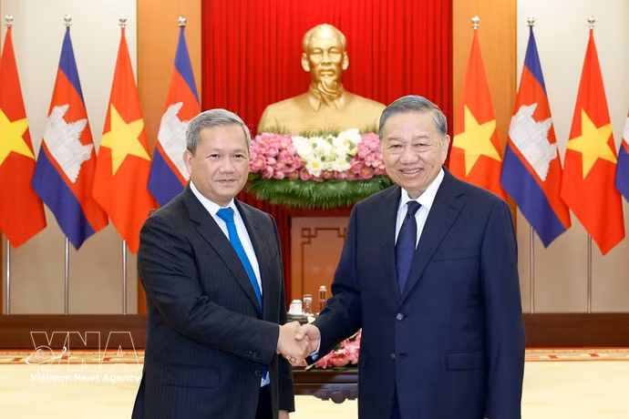 Le secrétaire général du Parti communiste du Vietnam et président de la République, To Lam (droite) et le Premier ministre cambodgien Hun Manet. Photo: VNA