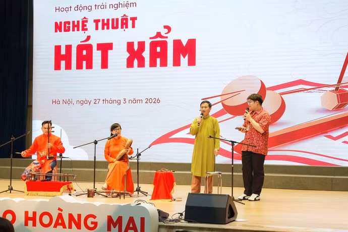 Le groupe Xâm Ha Thanh participe à un atelier artistique pour les élèves du système éducatif Hoang Mai Star (Hanoï). Photo : NSHM