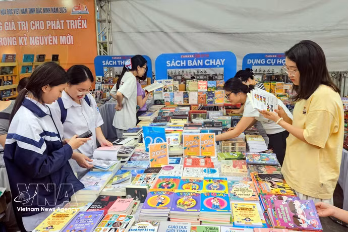 Des expositions et des présentations de livres contribuent à promouvoir la lecture au sein de la communauté. Photo : VNA