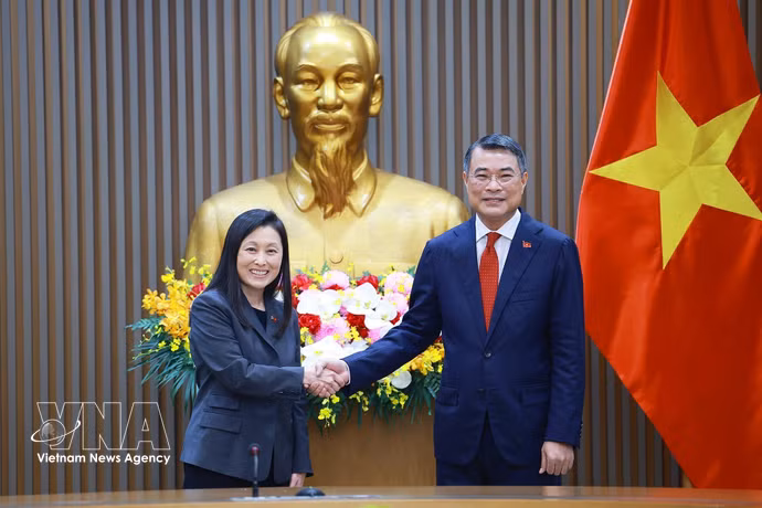 Le Premier ministre Le Minh Hung reçoit l'ambassadrice des États-Unis Jennifer Wicks. Photo : VNA