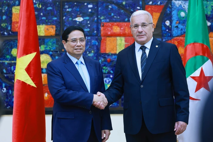 Le Premier ministre Pham Minh Chinh (gauche) rencontre le président de l'Assemblée populaire nationale d'Algérie, Ibrahim Boughali. Photo: VNA