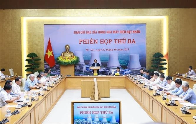 Le Premier ministre Pham Minh Chinh, chef du Comité de pilotage pour la construction de la centrale nucléaire, a présidé la troisième réunion du Comité dans l'après-midi du 22 octobre. Photo : VNA