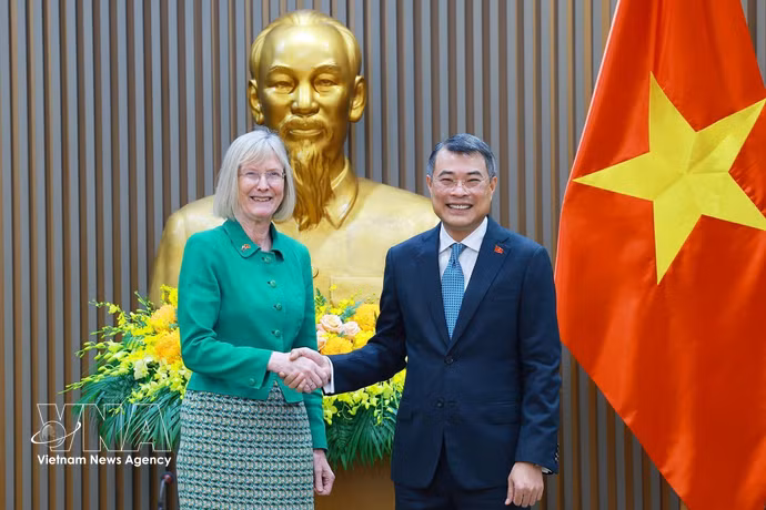 Le Premier ministre Le Minh Hung et l’ambassadrice d’Australie au Vietnam, Gillian Bird. Photo: VNA