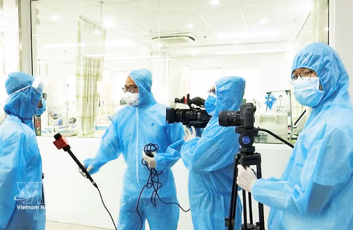 Des journalistes couvrant l’épidémie de Covid-19 à Da Nang. Photo: VNA