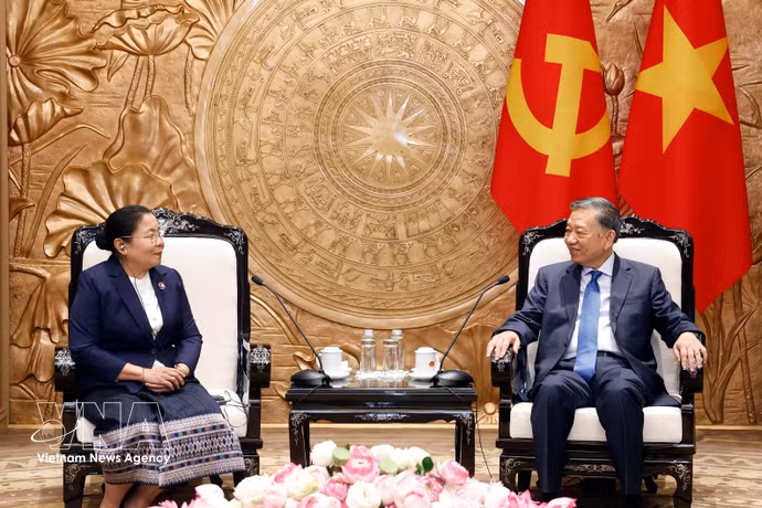 Le secrétaire général du Comité central du Parti communiste du Vietnam et président du Vietnam, To Lam reçoit Sisay Leudetmounsone, membre du Bureau politique, secrétaire du Comité central et présidente de la Commission centrale de l’organisation du Parti populaire révolutionnaire lao. Photo : VNA