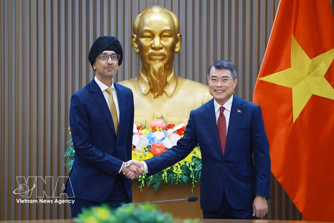 Le Premier ministre Le Minh Hung (droite) reçoit l’ambassadeur de Singapour au Vietnam, Rajpal Singh. Photo: VNA