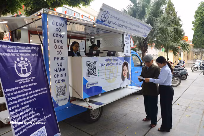 Le modèle de "services publics mobiles" illustre une approche concrète d’une administration au service de la population, plaçant les citoyens au cœur de la réforme et de la transformation numérique. Photo: VNA