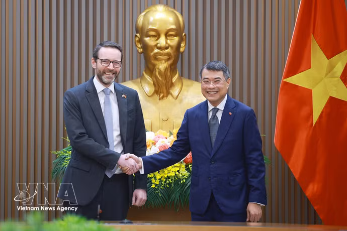 Le Premier ministre Le Minh Hung (droite) reçoit l’ambassadeur britannique au Vietnam Iain Frew. Photo: VNA