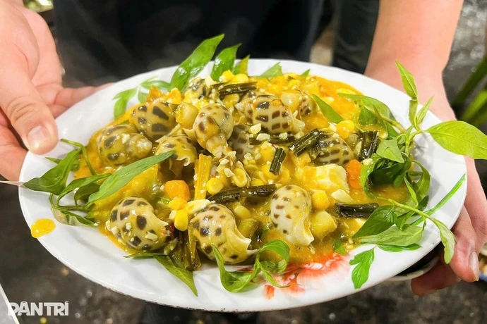 Un plat d'escargots sont présentés de façon attrayante, attirant les convives. Photo : dantri.com.vn