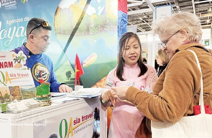 Des touristes français découvrent les produits touristiques vietnamiens lors du Salon international du tourisme 2026 à Paris. Photo : VNA