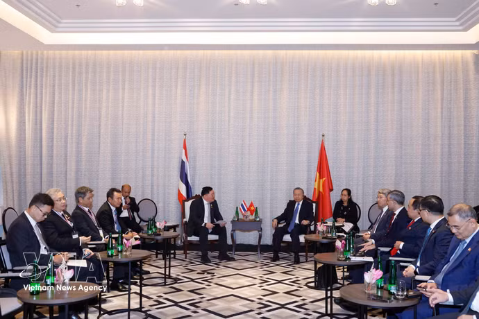 Le secrétaire général du Parti communiste du Vietnam et président de la République, To Lam reçoit Thammasak Sethaudom, président-directeur général du groupe thaïlandais SCG. Photo: VNA 
