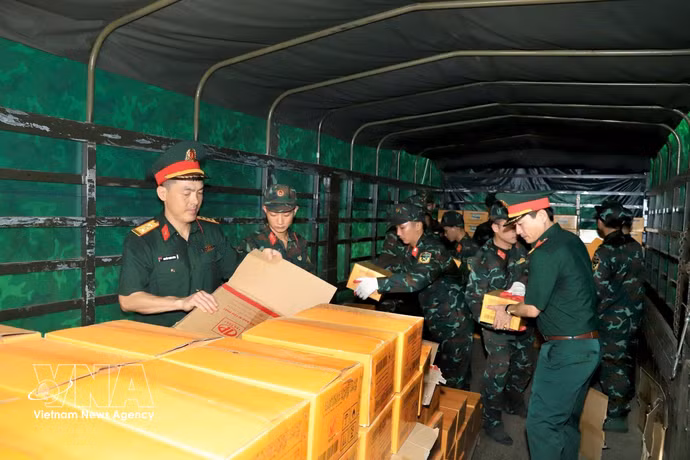 Selon le Département général de la Logistique et de la Technique, la Société par actions 22 a préparé 50 tonnes de rations sèches, trois tonnes de viande en conserve et 3.000 litres d'eau potable. Photo : VNA