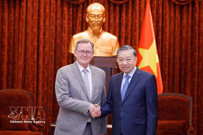 Le secrétaire général du Parti communiste du Vietnam et président de la République, To Lam (droite) et le vice-président du Bundestag allemand, Bodo Ramelow. Photo: VNA